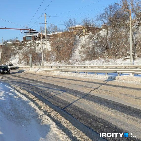 На заезде на мост со стороны правого берега сохраняется колея | Источник: Ксения Власова / «ИрСити»