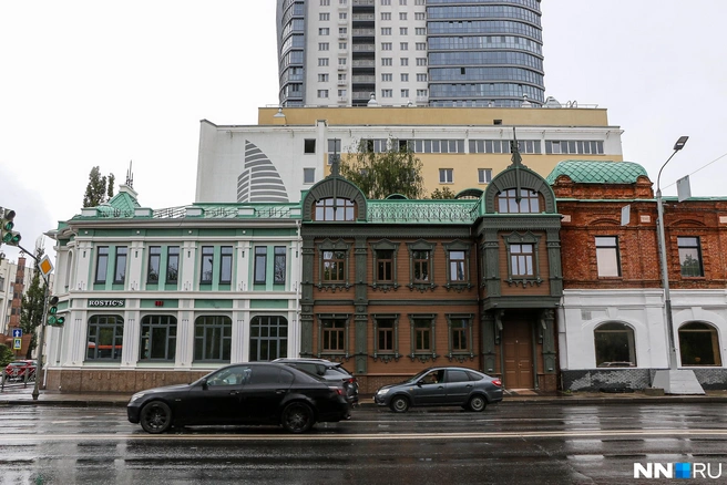 Дом Самгина (слева) и Дом Чардымова (по центру) примыкают к еще одному памятнику архитектуры&nbsp;— особняку М.&nbsp;Е.&nbsp;Башкирова (справа) | Источник: Наталья Бурухина / NN.RU