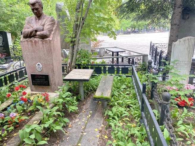 Могила бывшего директора шинного завода находится около входа на кладбище | Источник: Ирина Господаренко / NGS22.RU