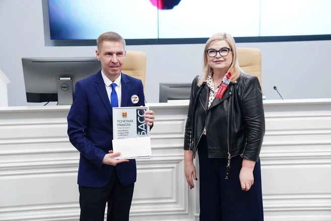 Награду «хорошим журналистам» вручала на тот момент замгубернатора Ольга Турбаба. Её муж сидит в СИЗО. | Источник: ЮТРК / VK