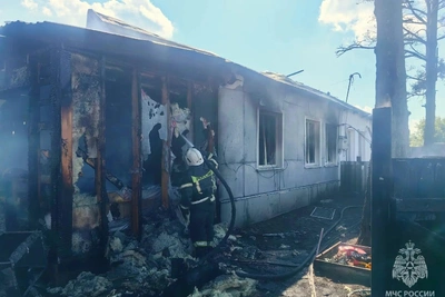 Двое погибли при пожаре в двухквартирном доме в Омской области