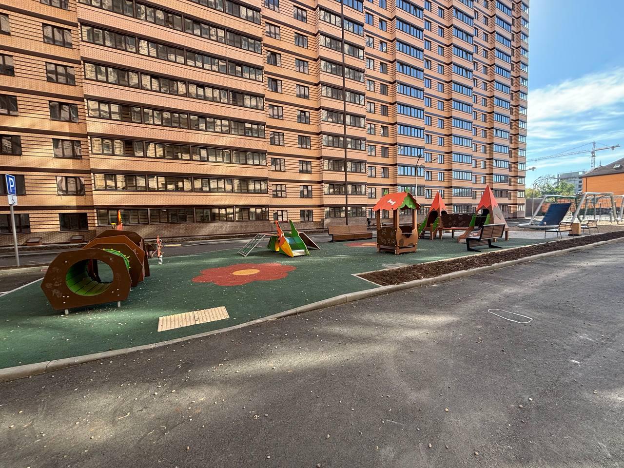 «Обслуживанию не подлежит»: в Ростове жильцы построенного экс-депутатом дома остались без земли