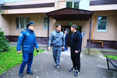 Жителей повреждённого дома не пускают внутрь
