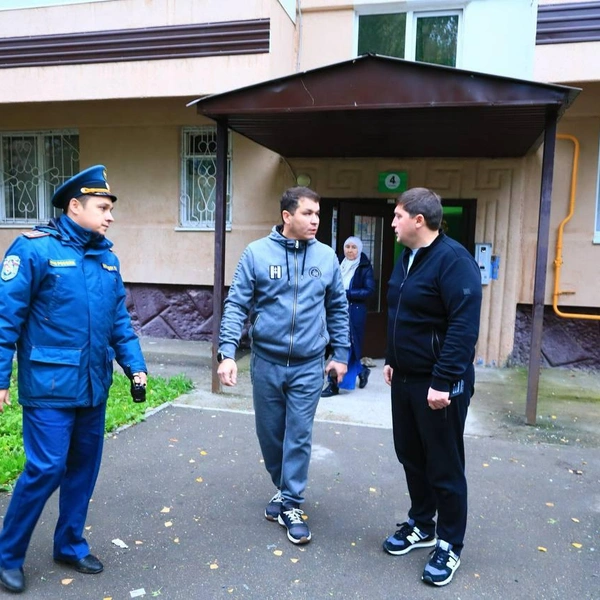 Власти осматривают пострадавший дом  | Источник: Радмир Беляев. Нижнекамск / Telegram