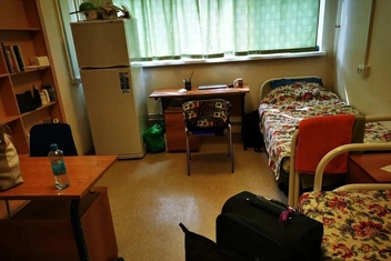 Комната, в которой живут студенты, выглядит достаточно просторной | Источник: Вера Кузнецова / «Яндекс Карты»