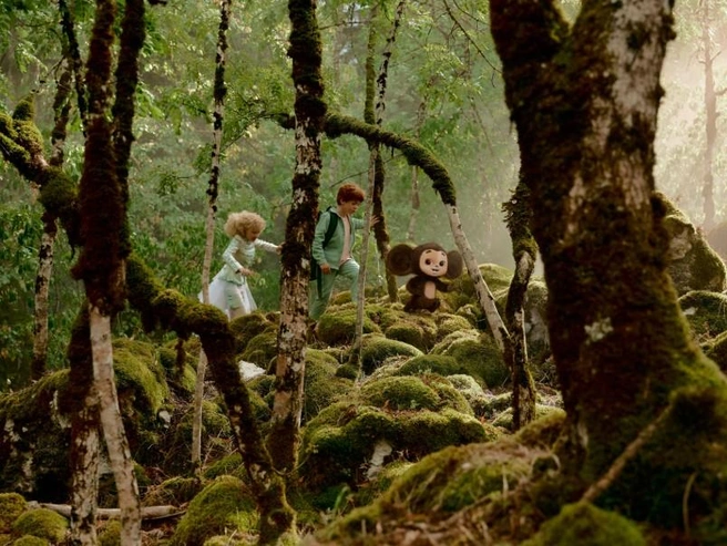 «Чебурашка» возвращается во второй части — но уже с характером | Источник: кадр из кинофильма «Чебурашка-2» (6+), реж. Дмитрий Дьяченко, киностудия Yellow, Black and White, 2025 год