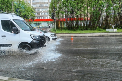 Мурманск накрыли гроза и сильный дождь: фото и видео