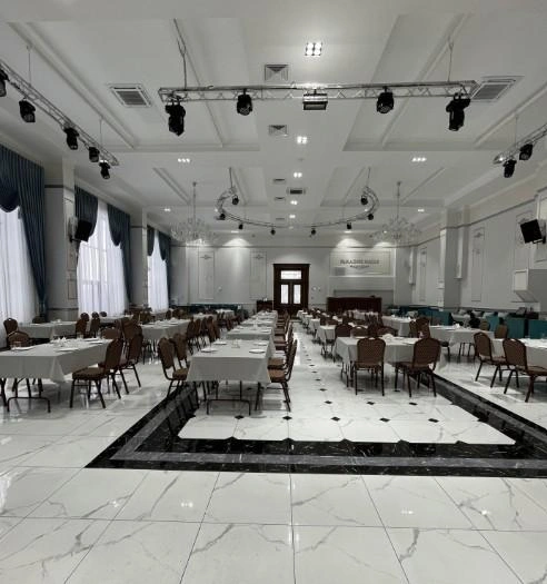 На этом фото из Paradise Halls банкетный зал не украшен, как на фото в объявлении, тем не менее его легко узнать | Источник: 2ГИС