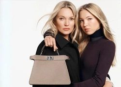 Кейт Мосс: символичная фотосессия вместе с дочерью Лилой и знаковая сумка