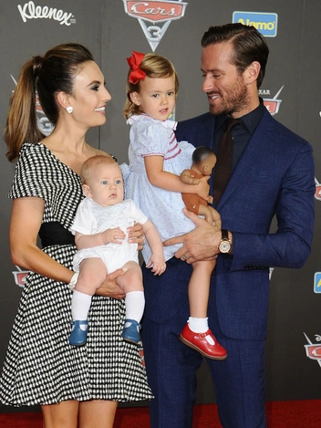 Арми Хаммер с женой и двумя детьми, 2017 год