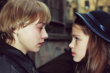 «Я — результат неудачной попытки сохранить брак»: почему важно принять свою травму, а не бежать от нее