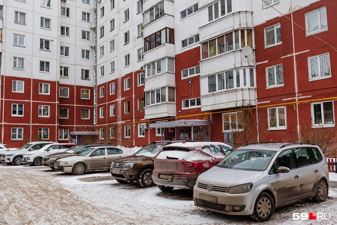 И микрорайон в Сосновом бору не обошла проблема парковок — жители паркуются во дворе | Источник: Тимофей Калмаков