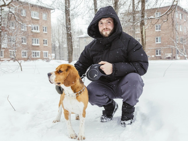 Денис со своим биглем по кличке Кекс | Источник: Артем Бауман / 76.RU