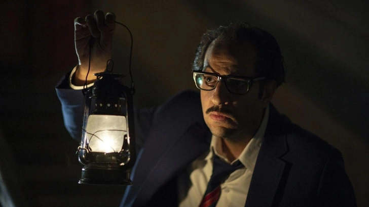 Филипп Шахбаз в роли доктора Рефаата | Источник: Кадр из сериала «Паранормальные явления»