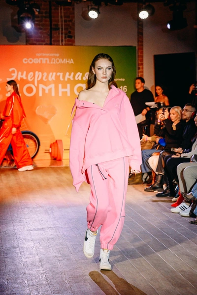 Модельеры продемонстрировали как одежду для тренировок, мотоспорта, бассейна и зимних видов спорта, так и вещи, которые можно интегрировать в повседневный гардероб | Источник: СОФПП