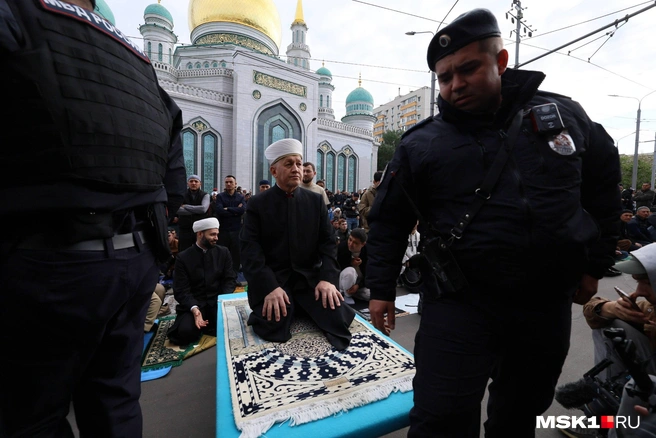 Пешие патрули контролировали безопасность массовой молитвы | Источник: Артём Устюжанин / MSK1.RU