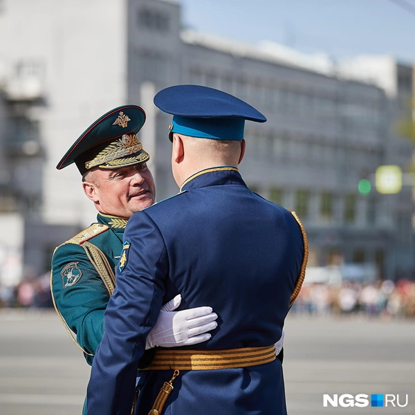 Парадом командовал начальник Новосибирского высшего военного командного училища, полковник Роман Титов, принимал генерал-майор Сергей Крупин. | Источник: Александр Ощепков / NGS.RU