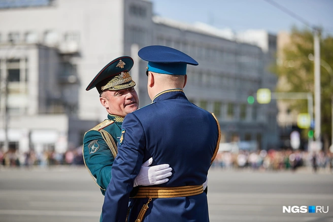 Перед началом принимающий парада Сергей Крупин и командующий парадом Роман Титов поздравили друг друга с Днём Победы | Источник: Александр Ощепков / NGS.RU