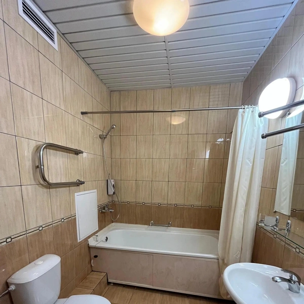 В Угличе второй год пытаются продать бывший отель «Азимут». Цену снизили в 5 раз, желающих нет