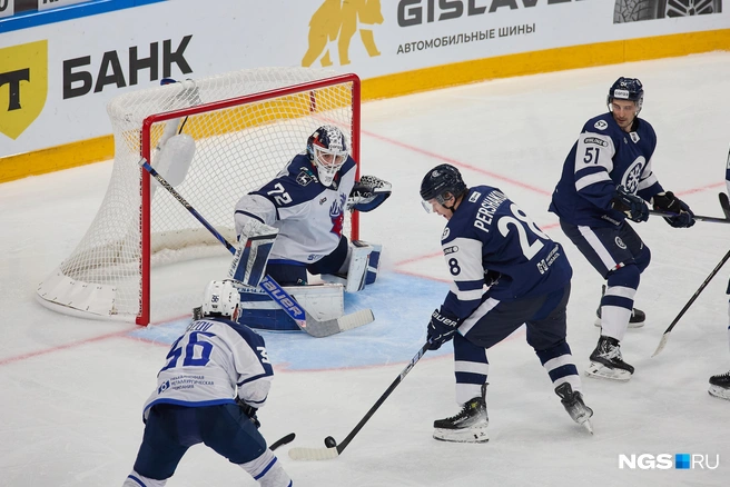 Сразу следом еще один новосибирский игрок забросил еще одну шайбу в ворота соперника — 3:2 | Источник: Александр Ощепков / NGS.RU