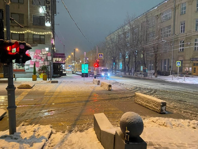 Для блокировки проезда на дорожном участке установили бетонные блоки | Источник: Анастасия Хрипушина/NGS.RU