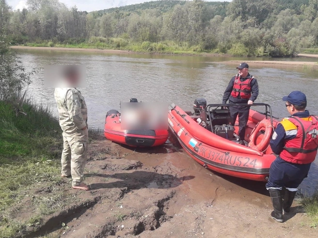 Рыбак дрейфовал с трупом брата в сломанной лодке в Красноярском крае | Источник: КГКУ «Спасатель»