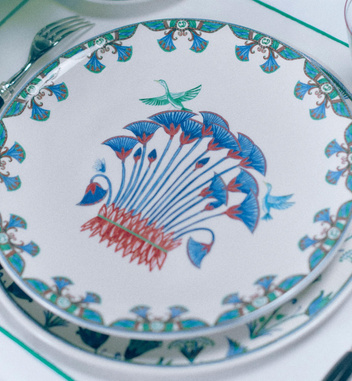 Ода природе от Dior Maison: новая коллекция посуды, вдохновленная древним цветком