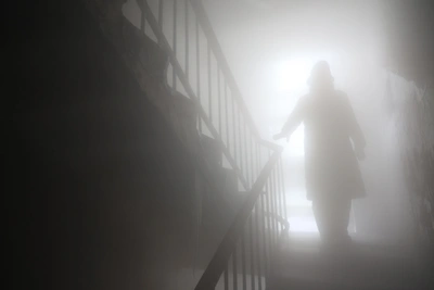 Лед в подъезде дома в Чите из-за прорыва трубы отопления