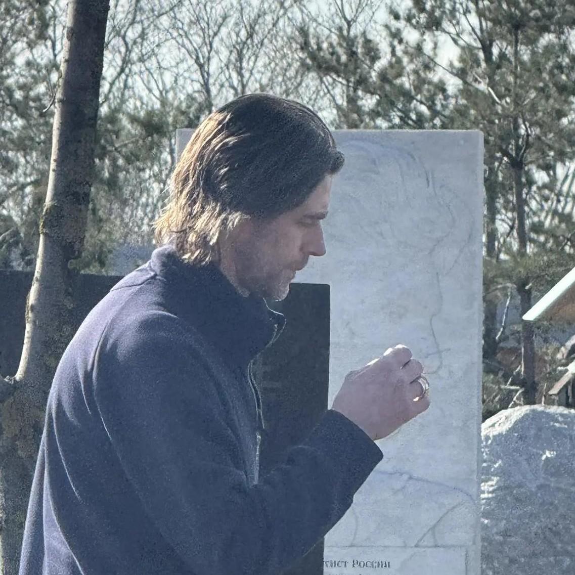До сих пор не снимает обручальное кольцо: Чернышев навел порядок на могиле Заворотнюк, а старшие дети так и не пришли