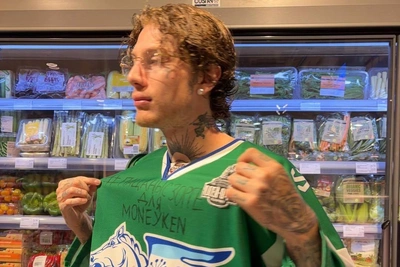 Oleg Moneyken Posts Photos in Autographed Tolpar Hockey Jersey