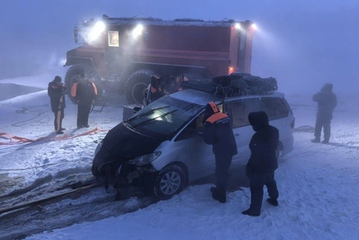 Всех пострадавших при провале авто под лед выписали в Якутске