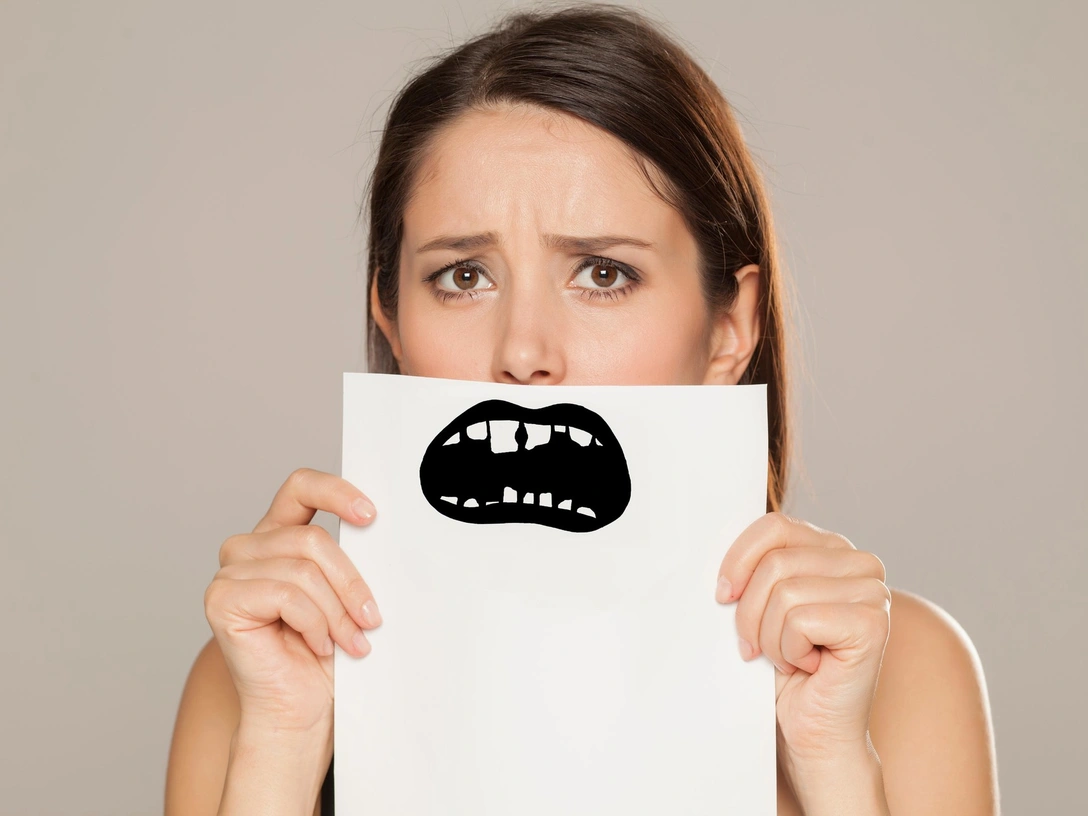 6 худших привычек, которые день за днем разрушают ваши зубы (но вы не замечаете) | marieclaire.ru