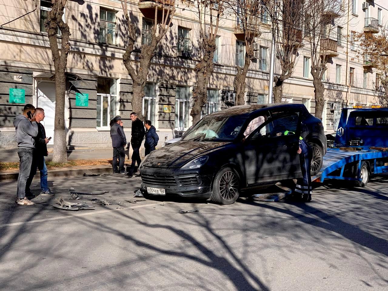 Крутая встреча: в центре Уфы Porsche въехал в Renault — у обоих авто интересные номера и хозяева