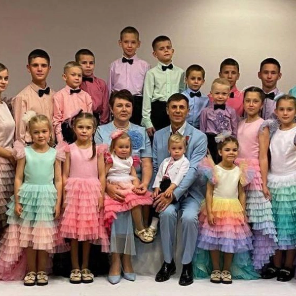 Почти вся семейка вместе. Платья узнаете? | Источник: архив семьи Коняевых