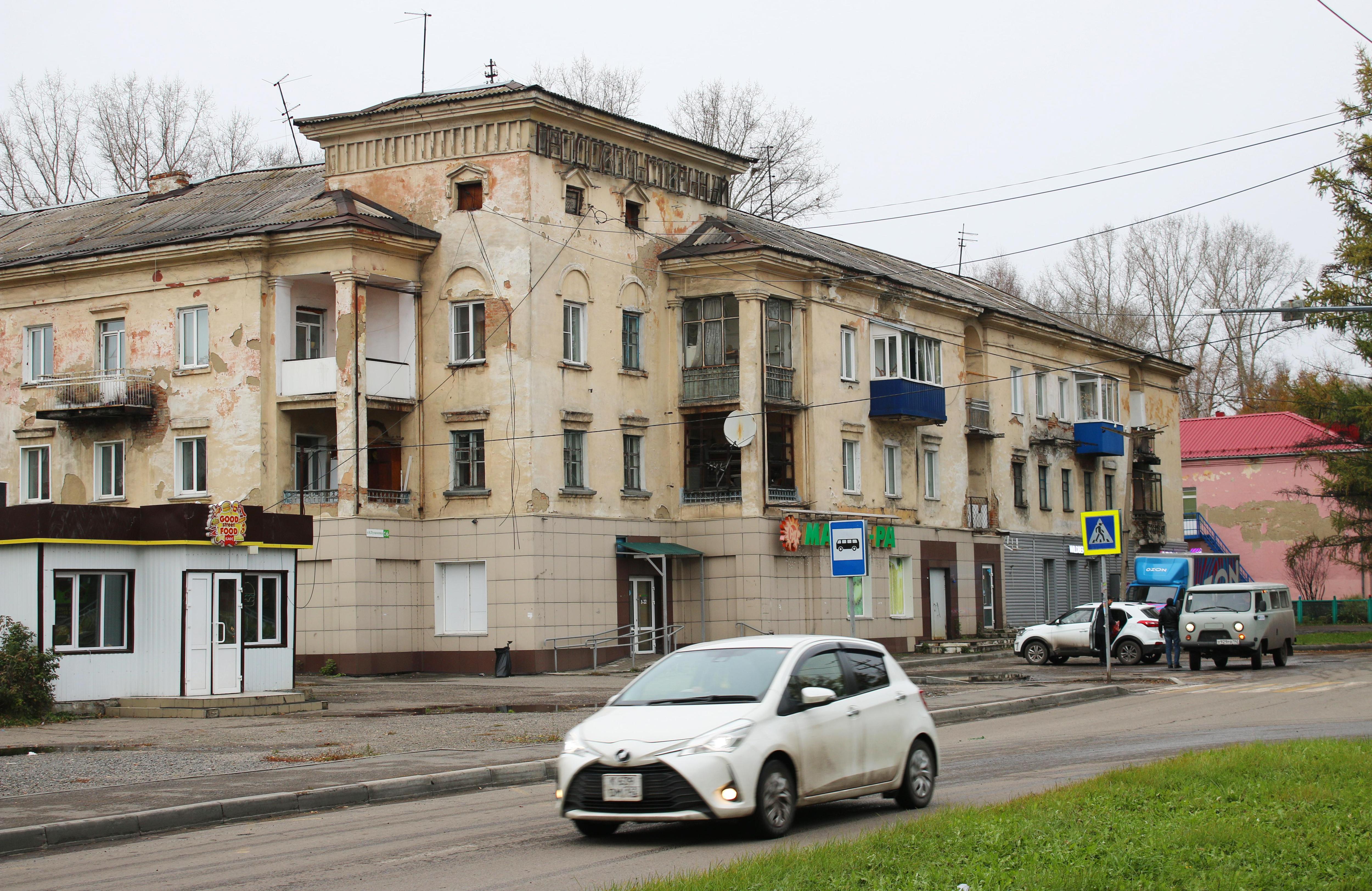 В начале 1980-х на улице Пушкина проходили ноябрьские демонстрации. Сейчас массовых мероприятий здесь практически нет | Источник: Игорь Епифанцев / NGS42.RU