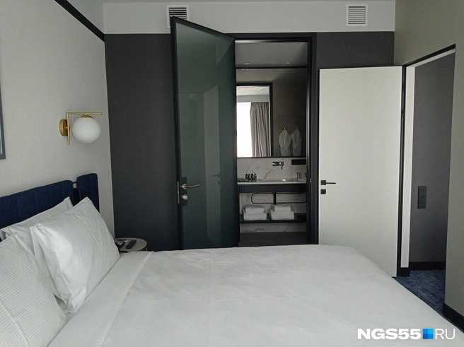 В люксе есть гостиная, а есть спальня. В гостиной есть упрощенный санузел (только туалет), а в спальне уже полный (с душевой кабиной) | Источник: Ирина Чернышева