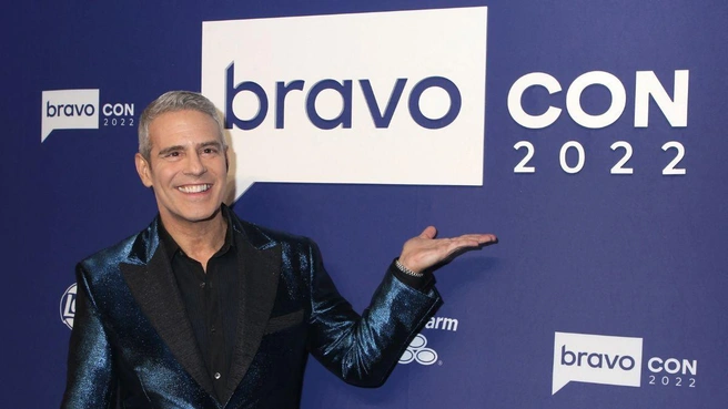 Коэн ведет ежегодную конвенцию BravoCon и является лицом канала Bravo. | Источник: MEGA