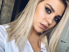 20-летняя внучка Михаила Боярского впечатлила пышным бюстом на фото в бикини