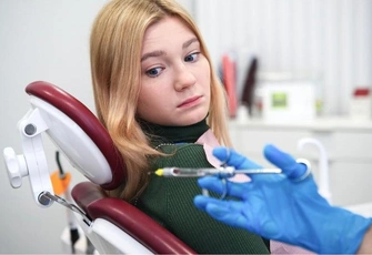 «Панически боюсь лечить зубы, так как однажды упала в обморок у стоматолога. Что делать?»