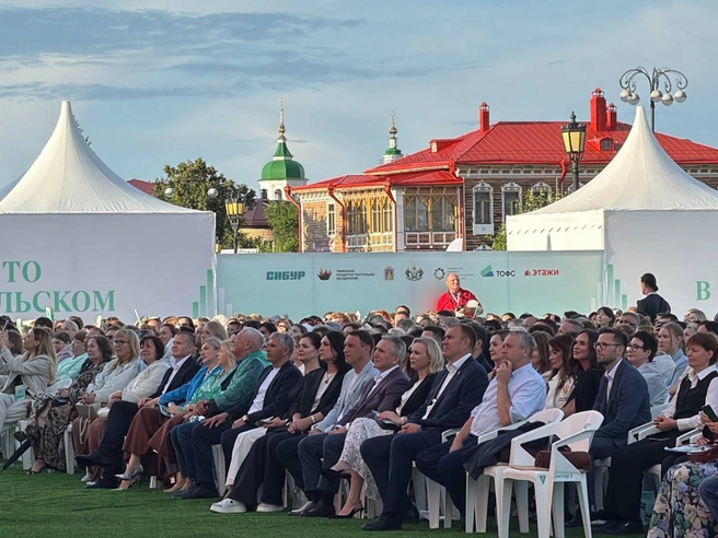 Во втором ряду заметна депутат Тюменской областной думы Ольга Швецова | Источник: Анастасия Малышкина / 72.RU