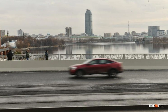 Движение по Макаровскому мосту открыли в последний день октября 2021-го | Источник: Артем Устюжанин / E1.RU