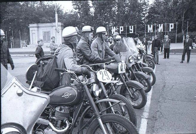 Мотоциклетный пробег Куйбышев — Москва — Брест. 14 июня 1966 года | Источник: фотофонд Самарского областного государственного архива социально-политической истории