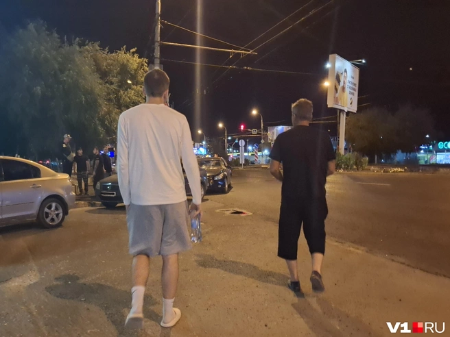 Очередь из тех, кто согласен ждать счастья и топлива в завтрашнем дне | Источник: Тимофей Крылов / V1.RU