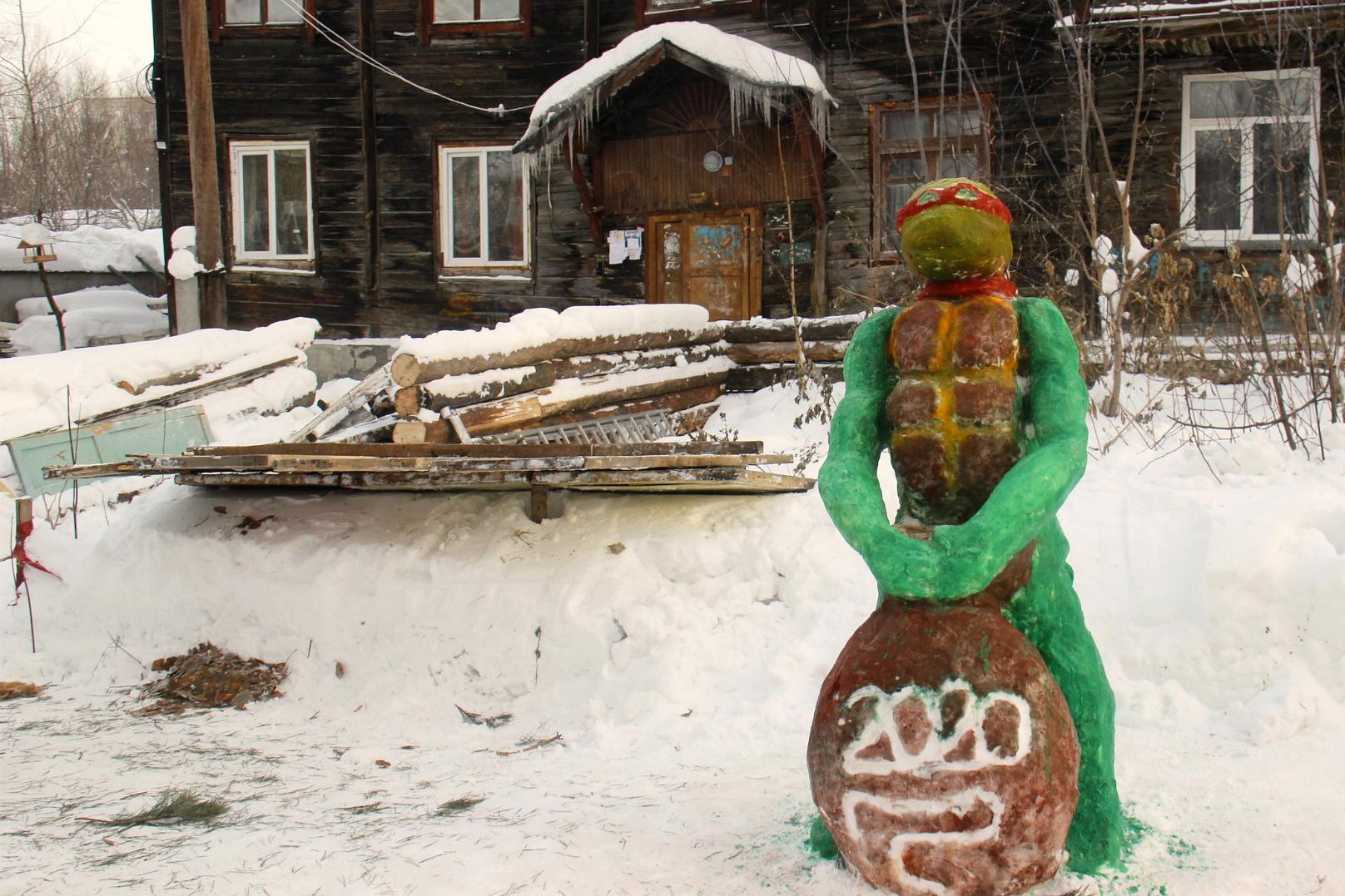 В знаменитом «свинском» дворе поставили новые снежные фигуры — 30.12.2019 -  30 декабря 2019 - НГС.ру