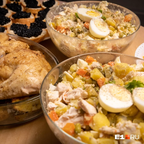 В том числе две миски салата | Источник: Владислав Лоншаков / E1.RU