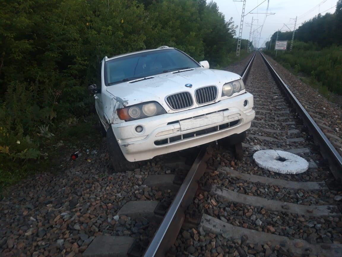 В Новосибирской области водитель бросил застрявший BMW X5 на  железнодорожных путях - 25 июля 2023 - НГС.ру