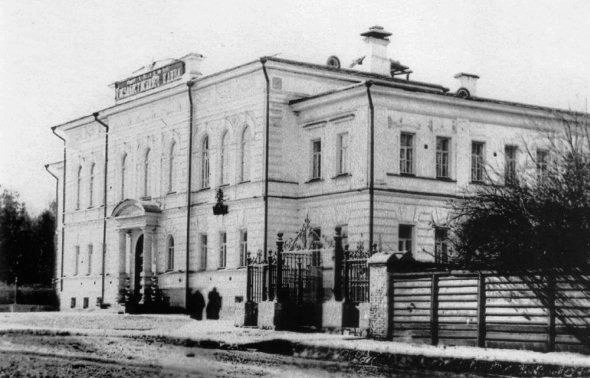 В 30-е годы был надстроен третий этаж. | Источник: История Уфы и Башкортостана / Vk.com