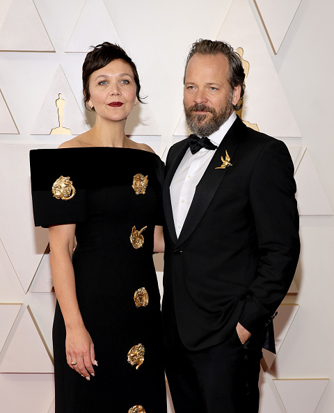 Очень спорный образ «Оскара-2022»: платье с золотыми «вешалками» Мэгги Джилленхол