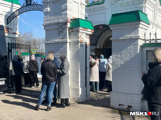 Кажется, что весь город пришел на траурную церемонию | Источник: Вера Борисова / MSK1.RU