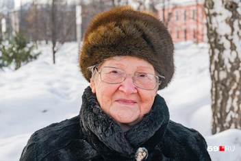 Светлана Николаевна говорит, что дети часто балуют ее подарками | Источник: Тимофей Калмаков / 59.RU